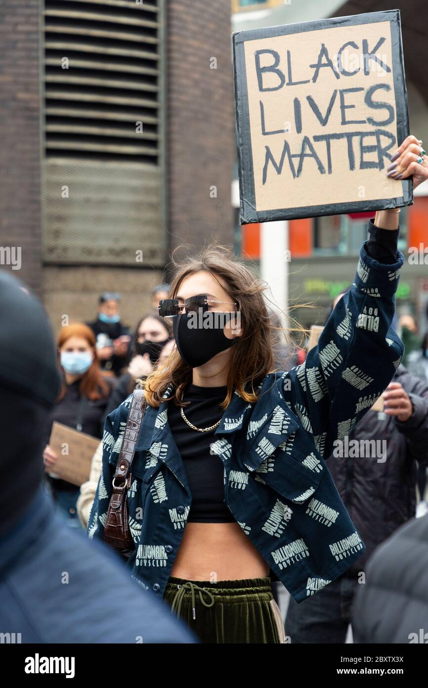 Une femme tenant un panneau pendant la Black Lives Matters proteste à Vauxhall, Londres, 6 juin 2020 Banque D'Images