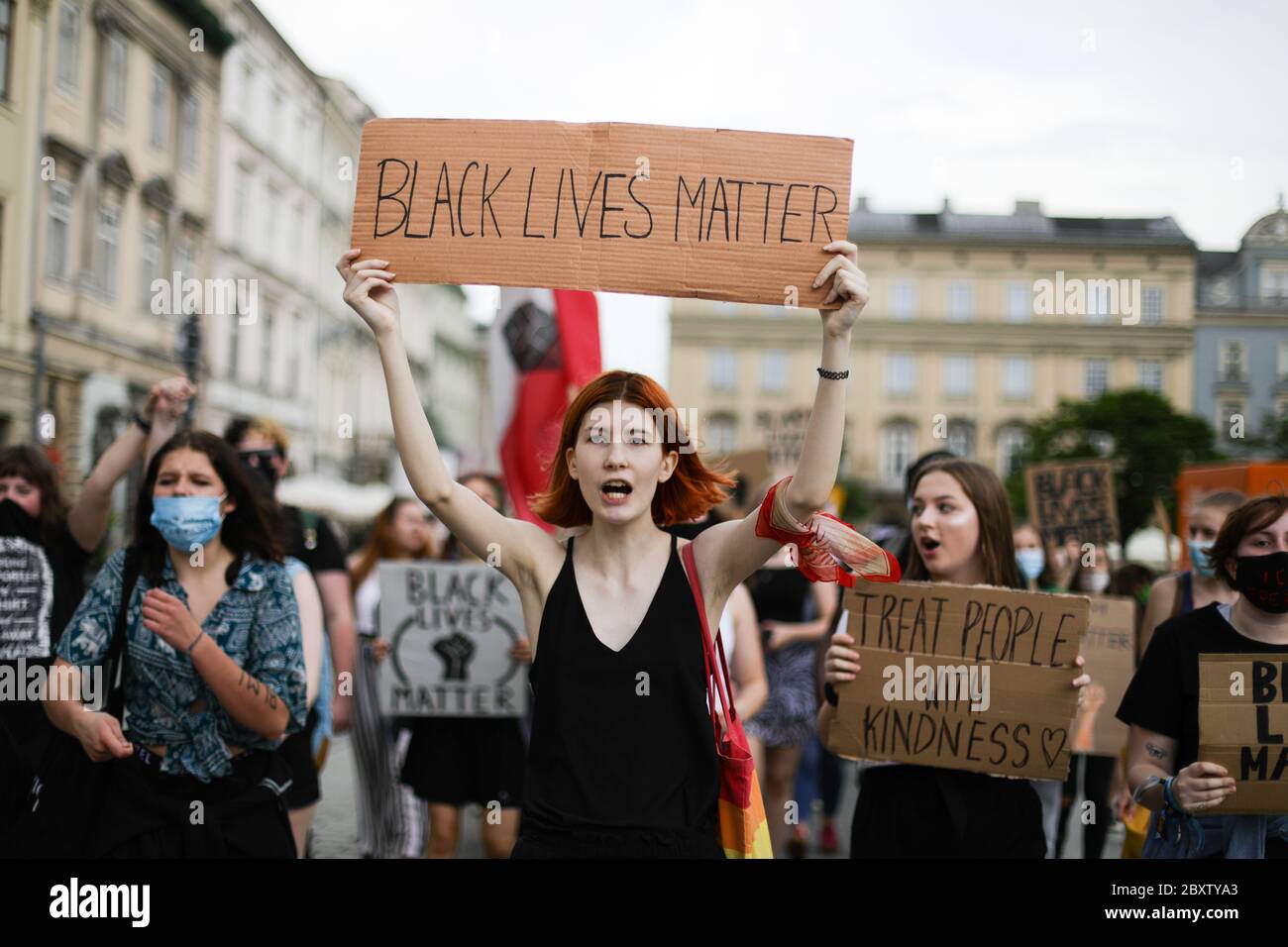 Une jeune femme tient un écriteau indiquant « Black Lives Matter » pendant la manifestation.des centaines de jeunes ont participé à la manifestation « Black Lives Matter » à Cracovie, la plus grande ville du sud de la Pologne. Ils ont rendu hommage à George Floyd et ont exprimé leur désapprobation de la brutalité policière et du racisme. Banque D'Images