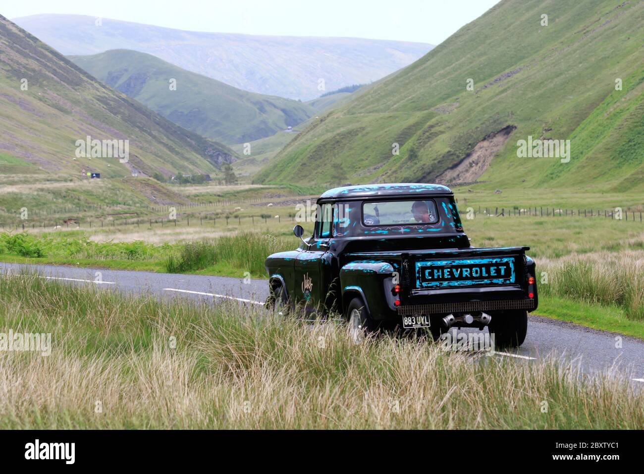 MOFFAT, ÉCOSSE - 29 JUIN 2019 : vue arrière d'un pick-up Chevrolet personnalisé dans un rallye de voitures classiques, en route vers St'Marys, 1955 Banque D'Images