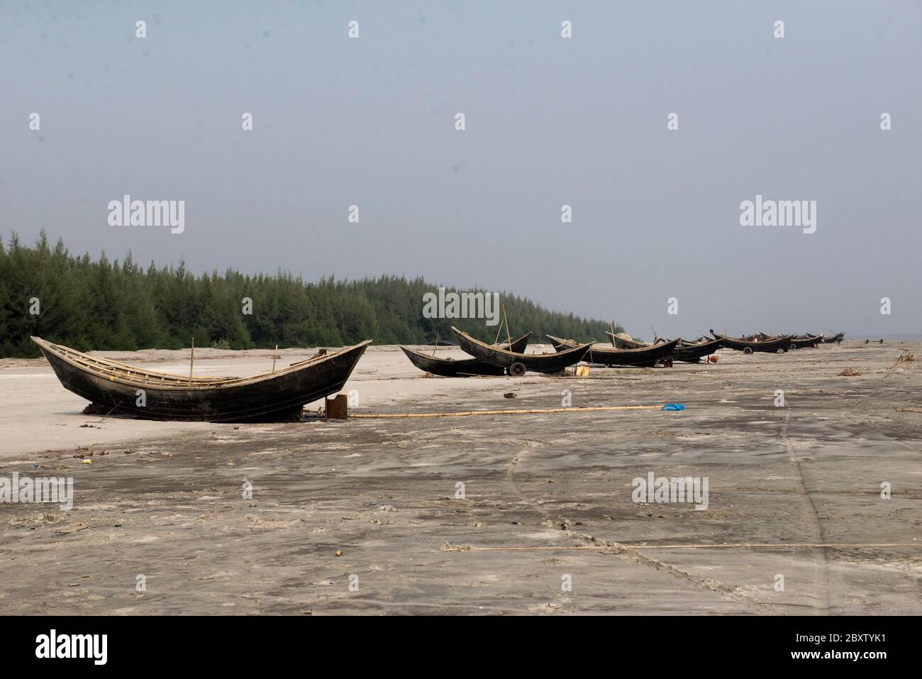 Certains bateaux restent idéaux en dehors de la plage de mer. Banque D'Images