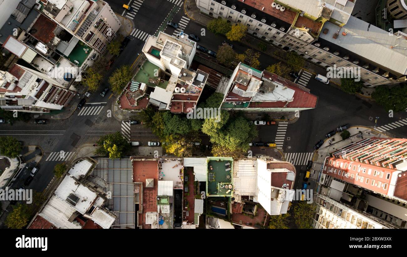 Vue aérienne des bâtiments en forme de triangle entourés de rues, de passages piétons et d'arbres d'automne dans le centre du quartier de Palerme Banque D'Images