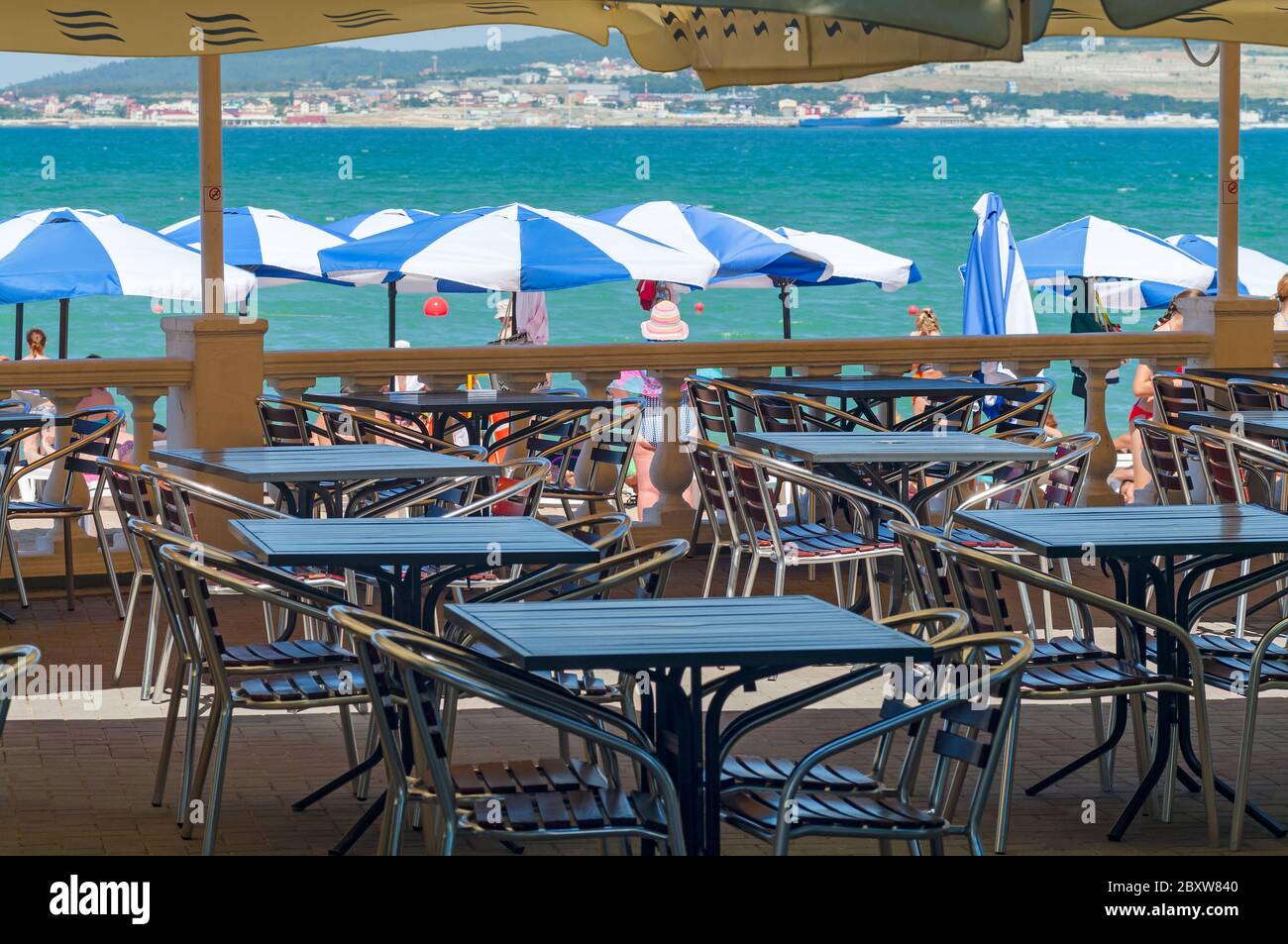 Des parasols et des tables de café bordent la promenade Gelendzhik en face de la baie. Banque D'Images