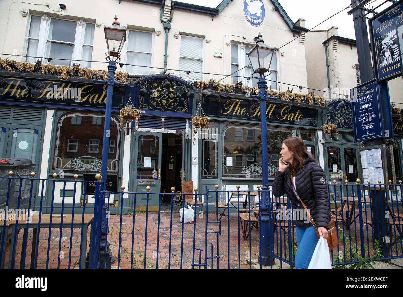 North London, Royaume-Uni 8 juin 2020 - UNE femme passe devant ÔThe Toll GateÕ pub dans le nord de Londres. « The Toll Gate » fait partie du groupe de maisons libres de Wetherspoon. Il a été signalé que les pubs et les restaurants en Angleterre pourraient rouvrir le 22 juin pour servir les clients à l'extérieur. Crédit: Dinendra Haria/Alay Live News Banque D'Images