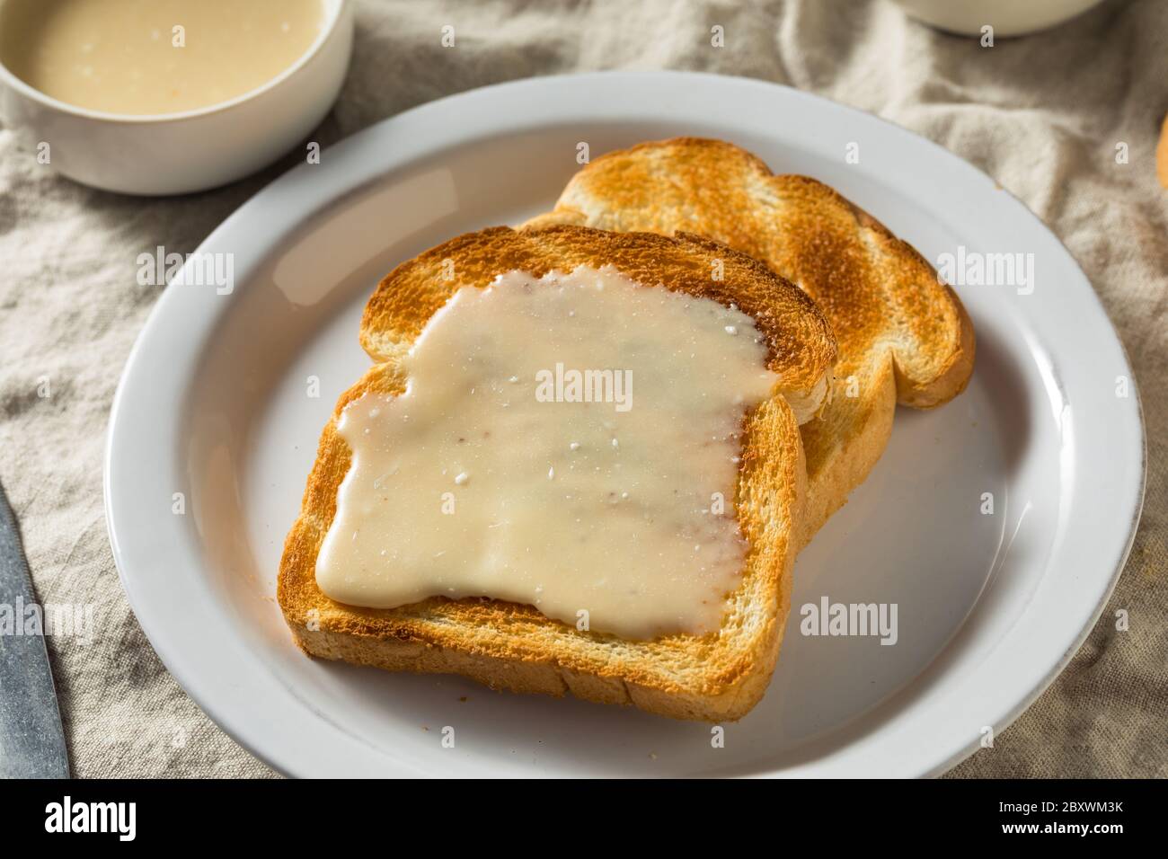 Sirop d'érable maison sur toast prêt à manger Banque D'Images