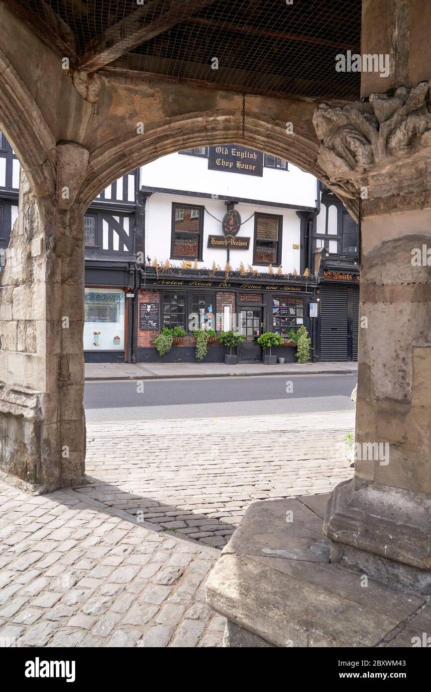 Un pub et restaurant Venison encadré par une arche de pierre Banque D'Images