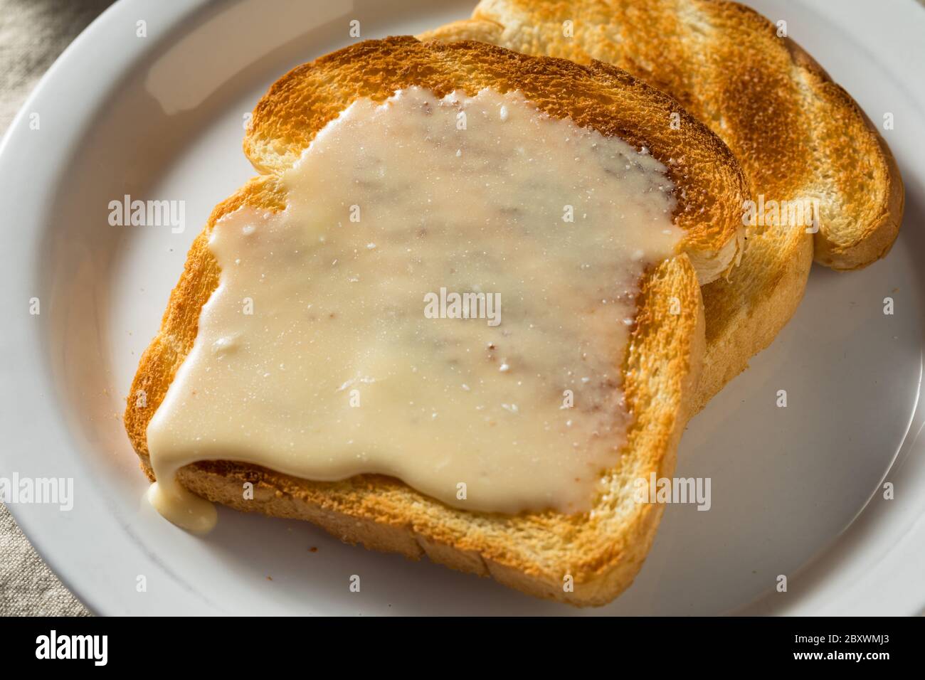 Sirop d'érable maison sur toast prêt à manger Banque D'Images