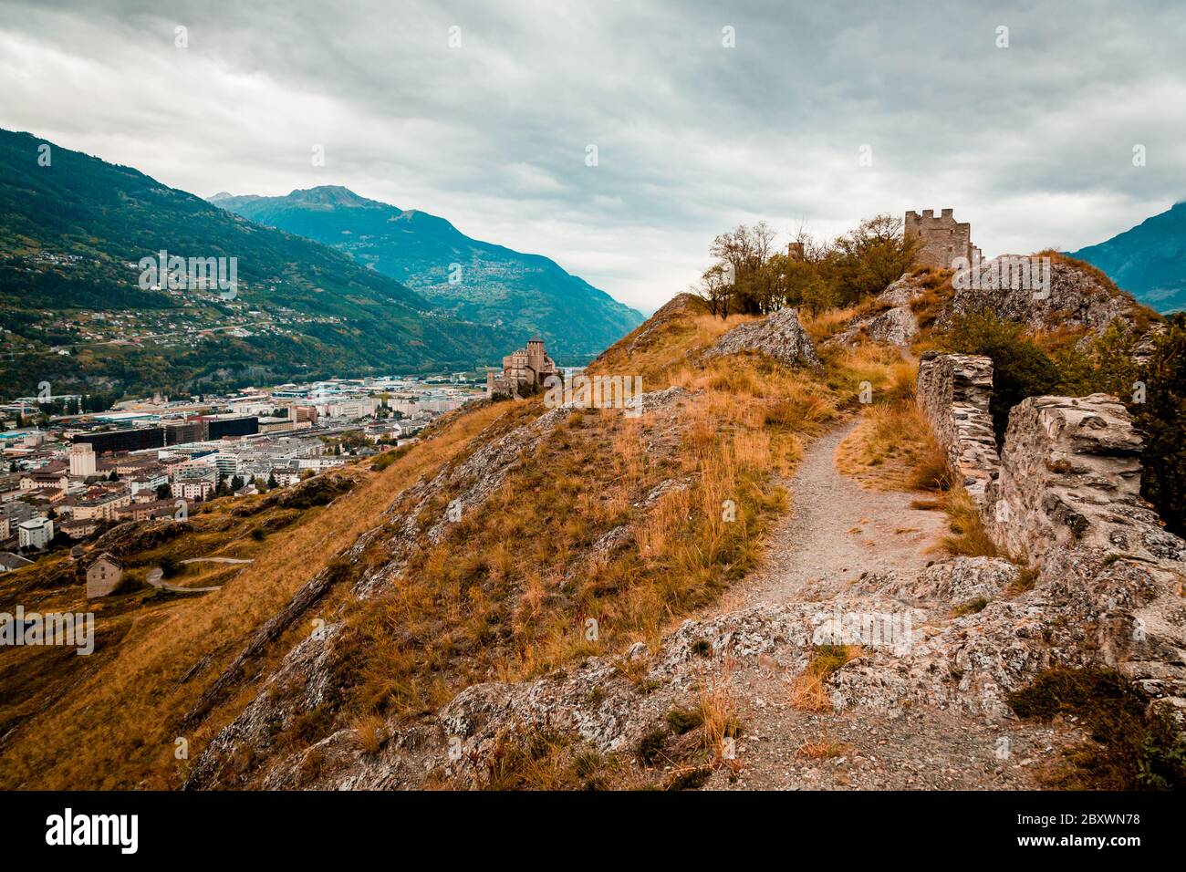 Sion, Suisse: Ruines du château de Tourbillon situé sur une colline avec basilique de la Valère en arrière-plan Banque D'Images