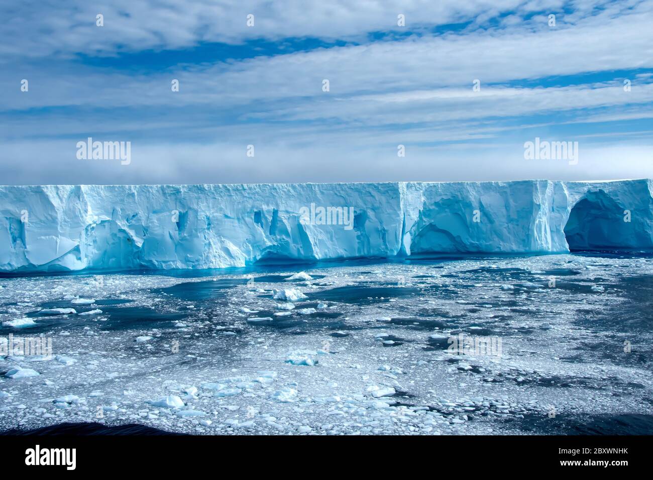 Grand iceberg dans l'Antarctique de la baie Admiralty. Banque D'Images