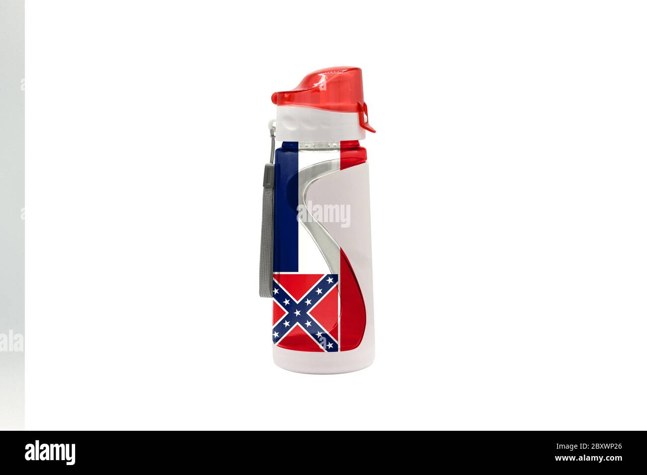 Bouteille d'eau de sport avec drapeau de l'État du Mississippi sur la bouteille et isolée sur un fond blanc. Concept de mode de vie sain. Banque D'Images