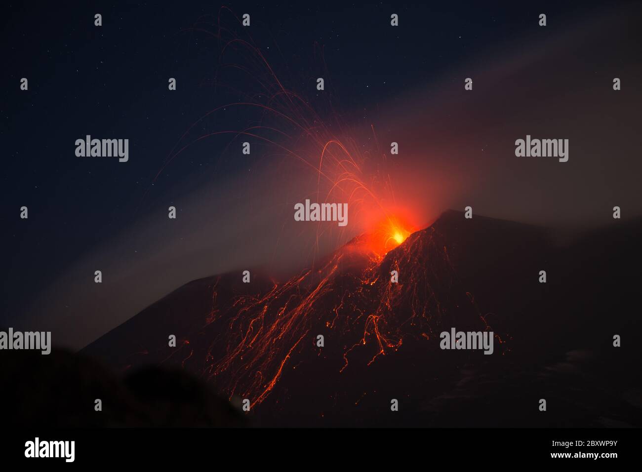 Éruption de l'Etna avec écoulement de lave - aventures en Sicile Banque D'Images