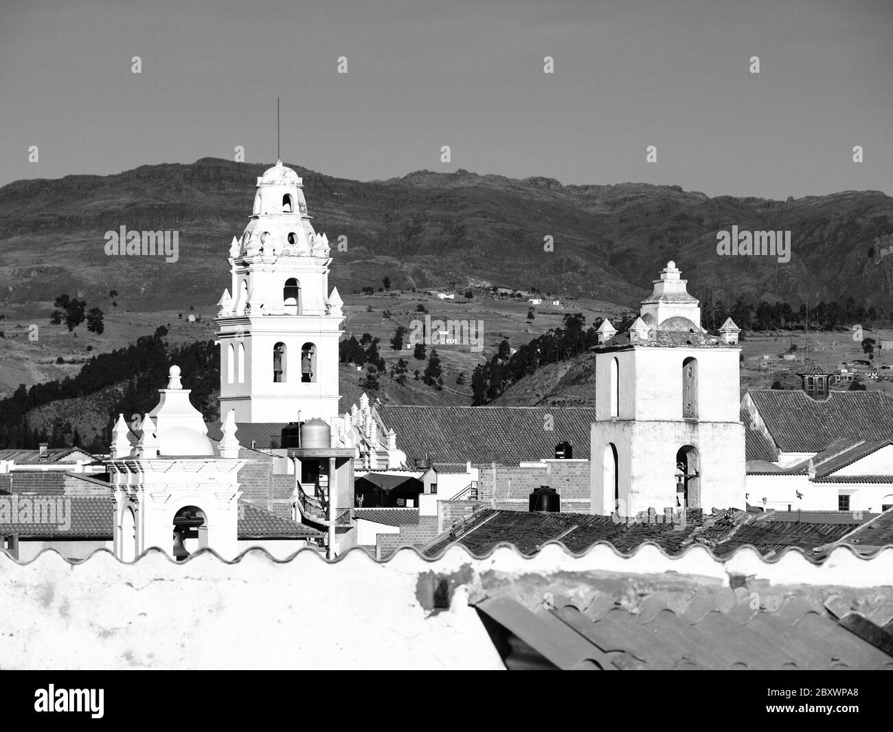 Clochers coloniaux blancs et toits d'orange à sucre, Bolivie, Amérique du Sud. Image en noir et blanc. Banque D'Images