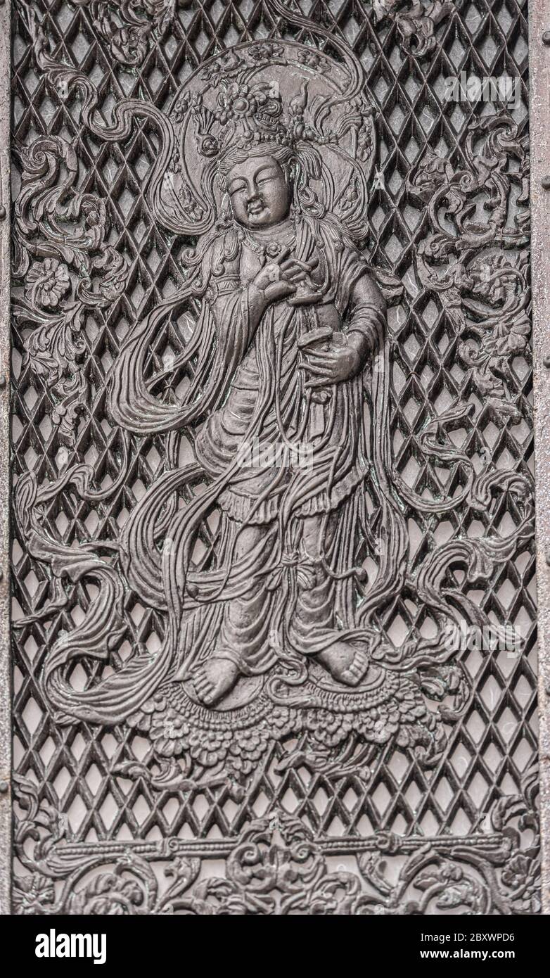 Un détail de la Buddah. Un relief sur l'une des plaques de lanternes octogonales devant le Grand Buddha Hall, temple Tōdai-ji, Nara, Japon. Banque D'Images