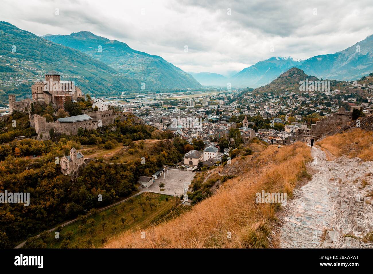 Panorama de la ville de Sion, de la vallée du Rhône et de la basilique médiévale de la Valère, vue depuis la colline du château de Tourbillon, canton du Valais, Suisse Banque D'Images