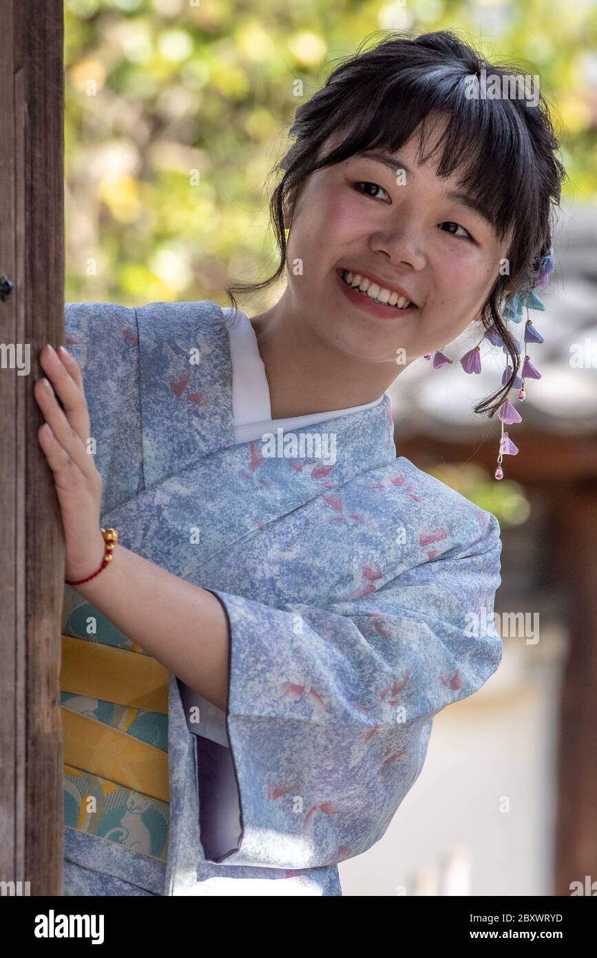 Une jeune japonaise vêtue de vêtements traditionnels à Kyoto, au Japon. Banque D'Images