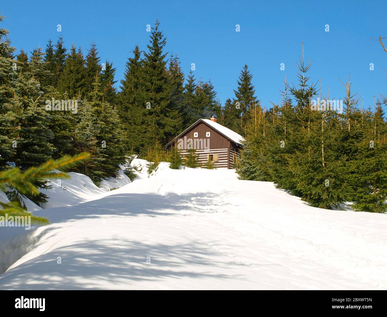 Petite cabane de montagne en hiver, Jizera Mountains, République Tchèque Banque D'Images