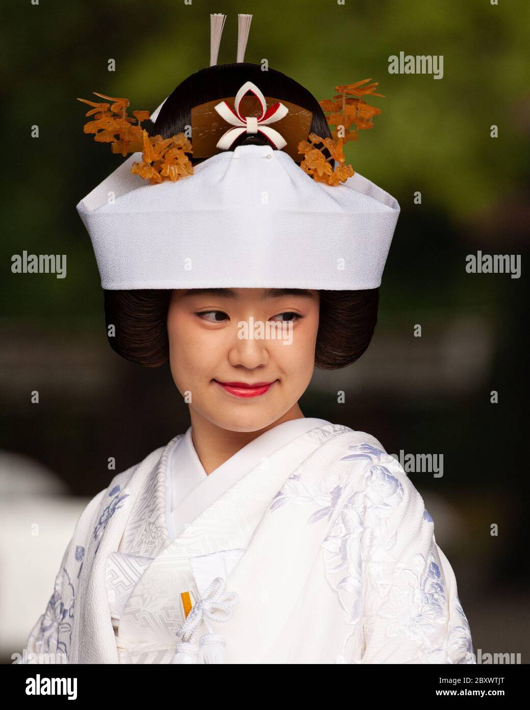 Mariée japonaise portant un kimono traditionnel et une coiffure juste avant la cérémonie de mariage au sanctuaire Meiji Jingu, Tokyo Japon Banque D'Images