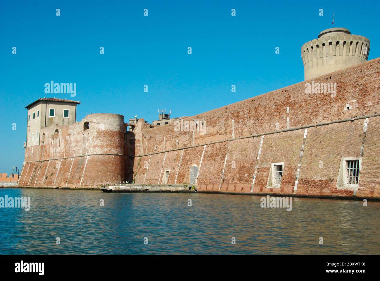 Livourne, Italie - septembre 2011 : mur et tour de la Fortezza Vecchia, ancienne forteresse sur le port Banque D'Images