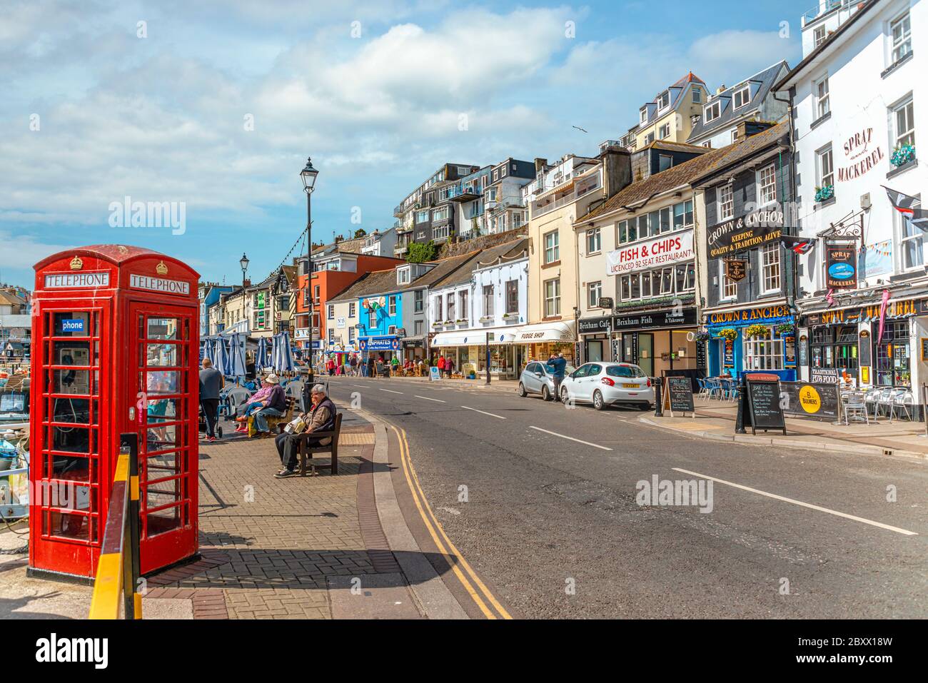 Harbour Street de la ville Brixham, Torbay, Devon, Angleterre, Royaume-Uni Banque D'Images