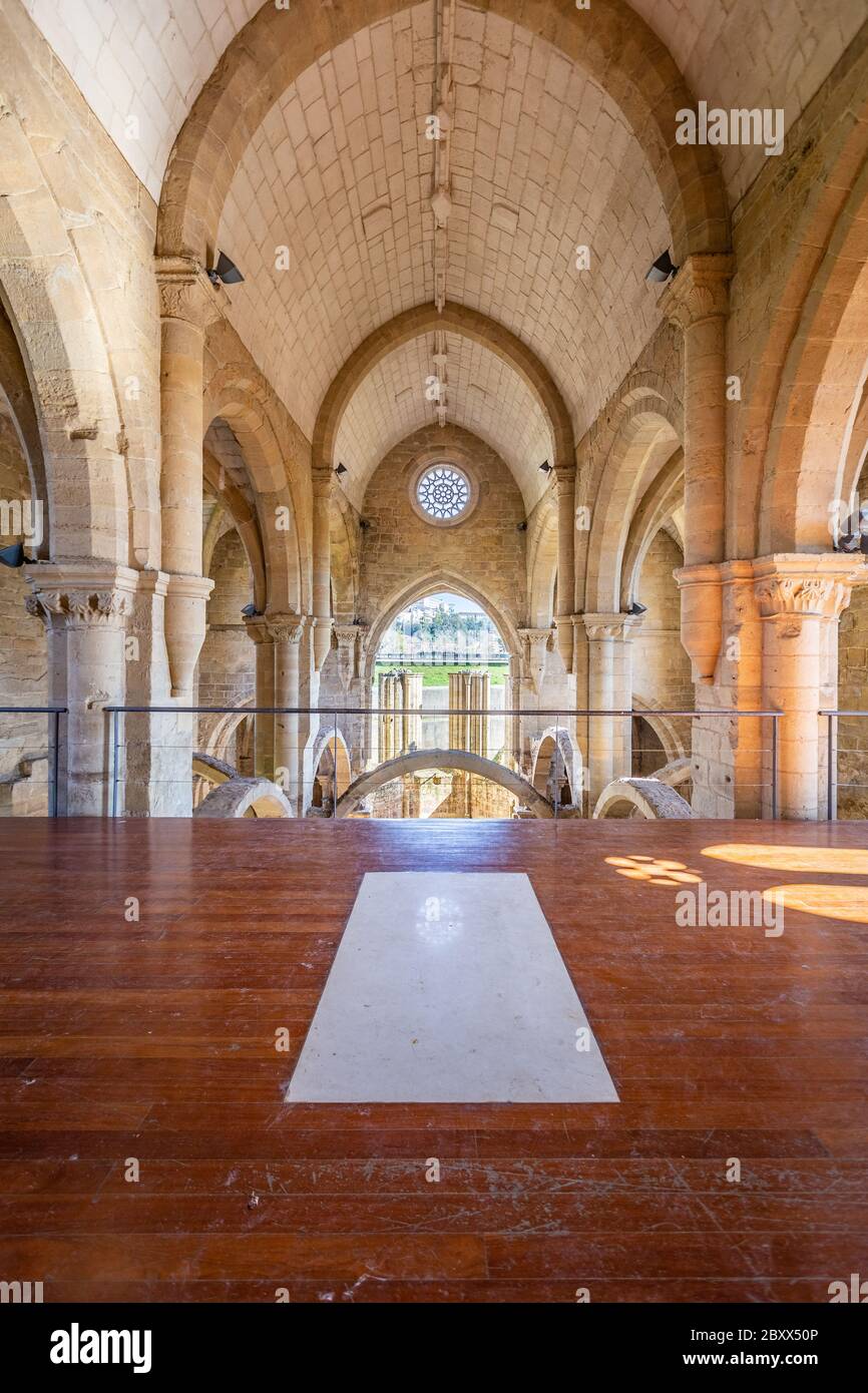 A l'intérieur des ruines du monastère de Santa Clara a Velha à Coimbra, Portugal Banque D'Images