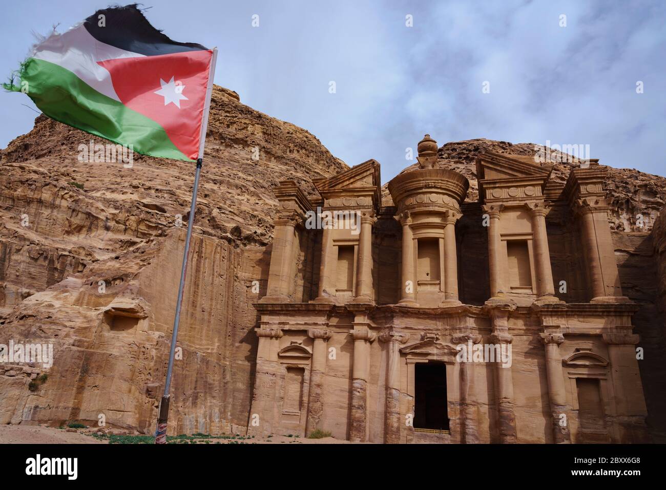Ad Deir, le monastère, à Pétra, en Jordanie, avec drapeau jordanien Banque D'Images