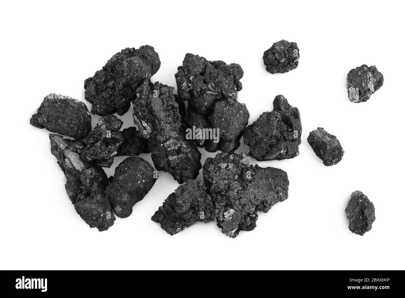 particules de charbon de bois isolées sur fond blanc avec passe-fil et profondeur de champ totale Banque D'Images