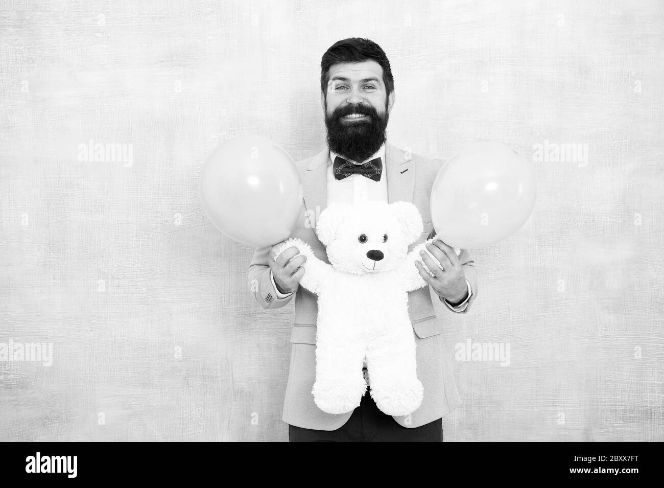 Sexe révéler la partie. Modèle traditionnel de don de cadeaux. Saint Valentin. Homme romantique avec ours en peluche et ballons d'air attendant petite amie. Cadeau romantique. Date romantique. Journée pour femme. Mariage de groom. Banque D'Images