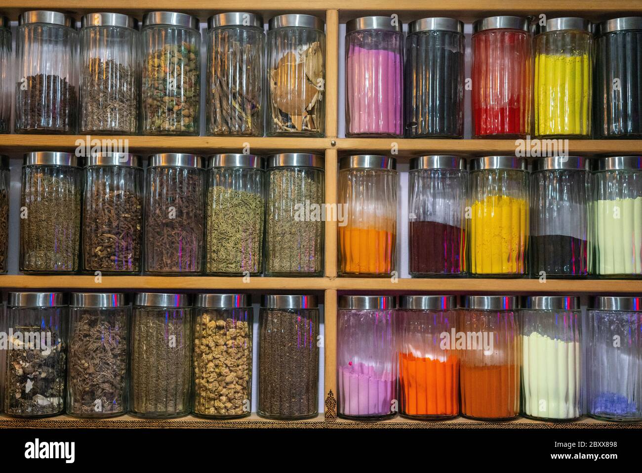 Remèdes homéopathiques et épices en pots en pharmacie à Marrakech, Maroc Banque D'Images