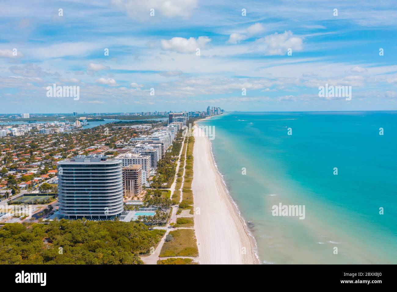 La plage immaculée de Surfside Beach dans le sud de la Floride Banque D'Images