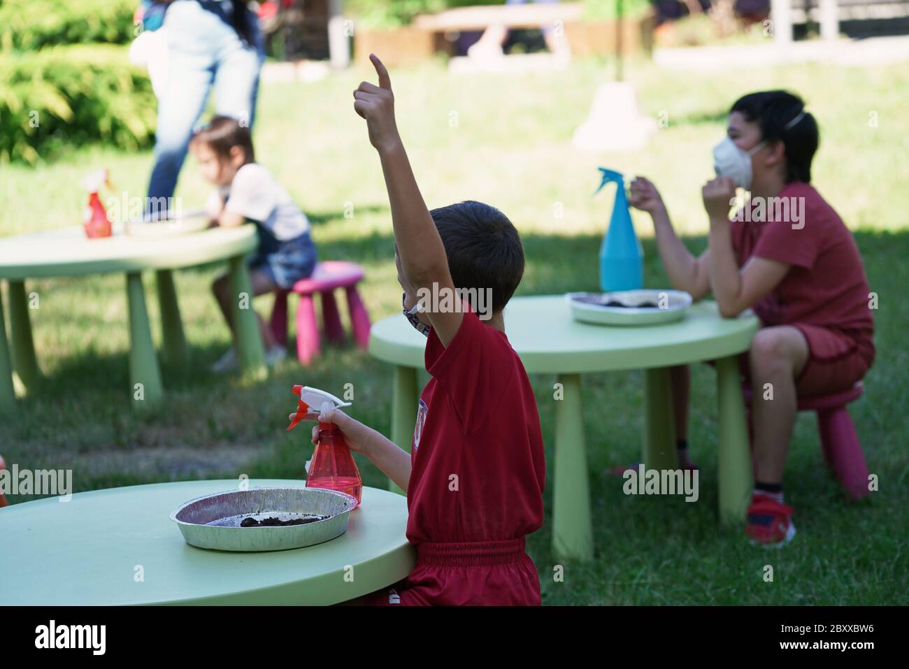 Mode de vie d'une éclosion de coronavirus : activités d'été en plein air à l'école avec mesures de distance sociales. Turin, Italie - juin 2020 Banque D'Images