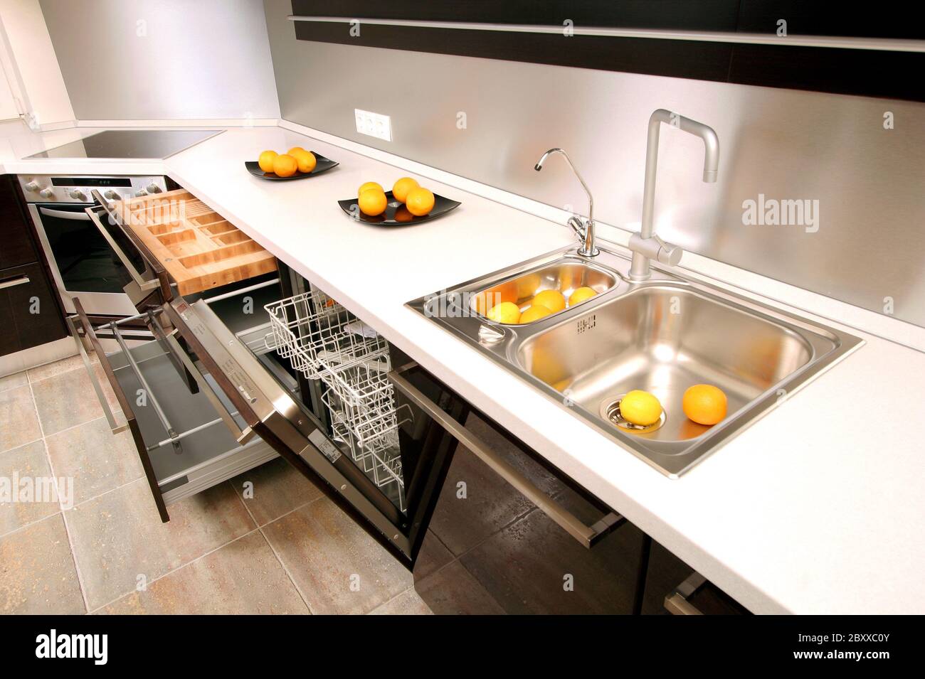 La cuisine moderne avec construit dans les appareils ménagers Banque D'Images