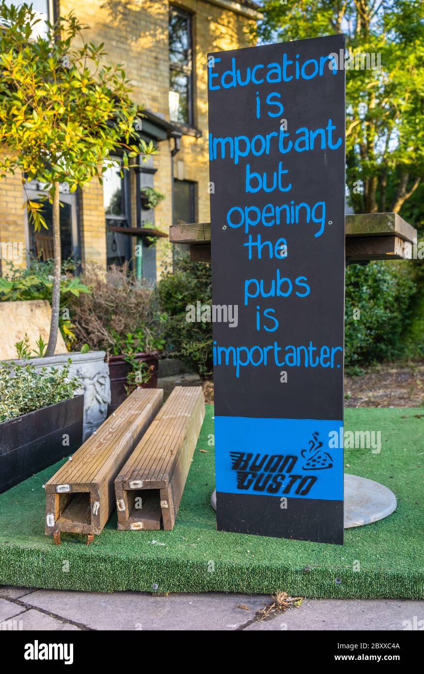Un panneau humoristique demandant l'ouverture / réouverture des pubs qui ont été fermés depuis l'épidémie de Covid 19 au Royaume-Uni, Southampton, Angleterre, Royaume-Uni Banque D'Images