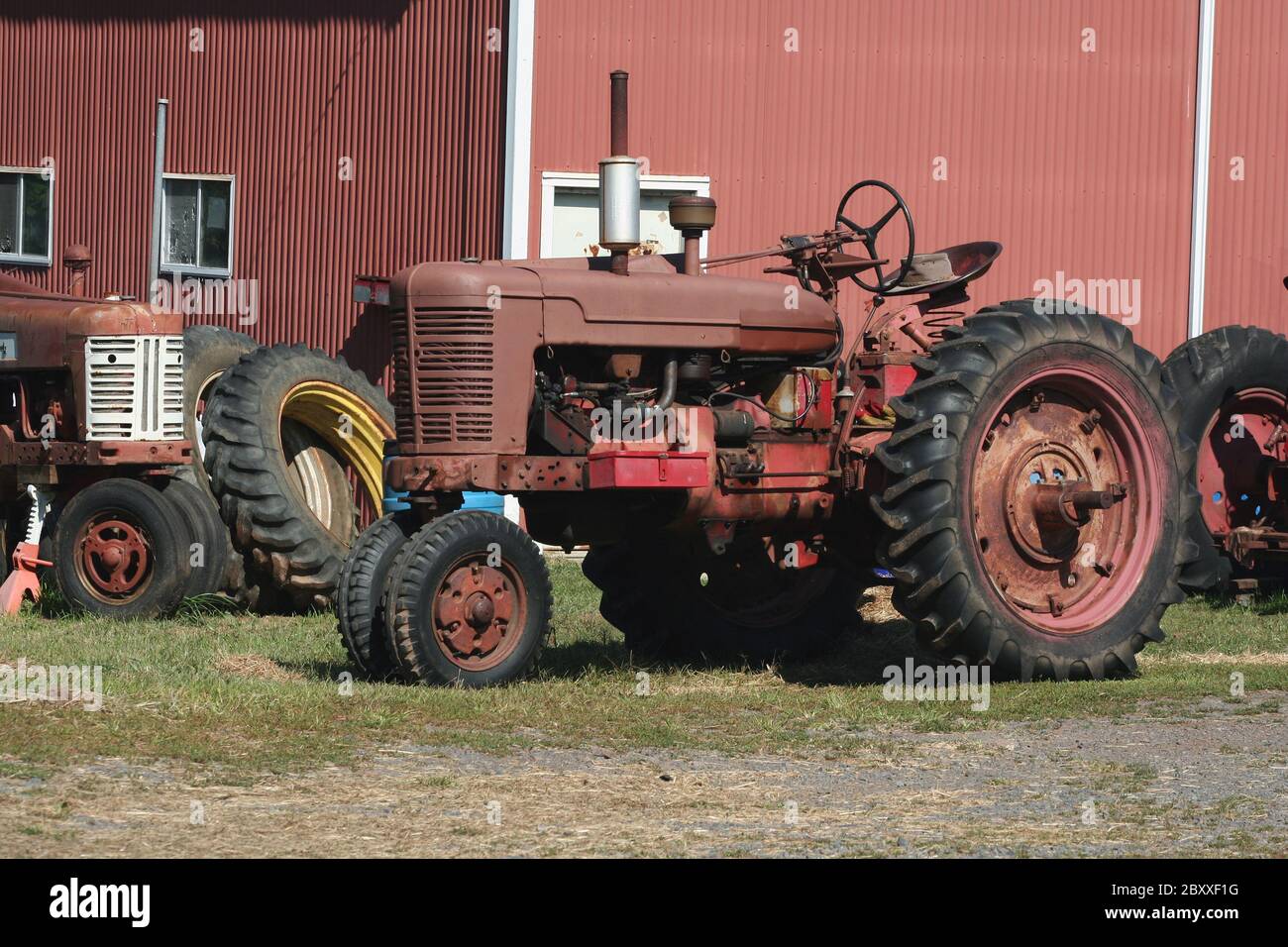 Deux vieux tracteurs rouges avec pneus Banque D'Images