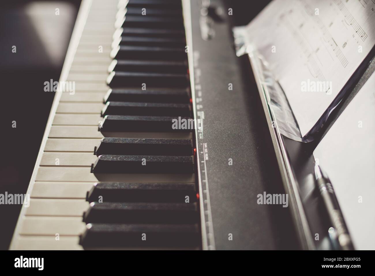 Gros plan vintage de 88 touches ivoire clavier et partitions de musique dans une maison Banque D'Images