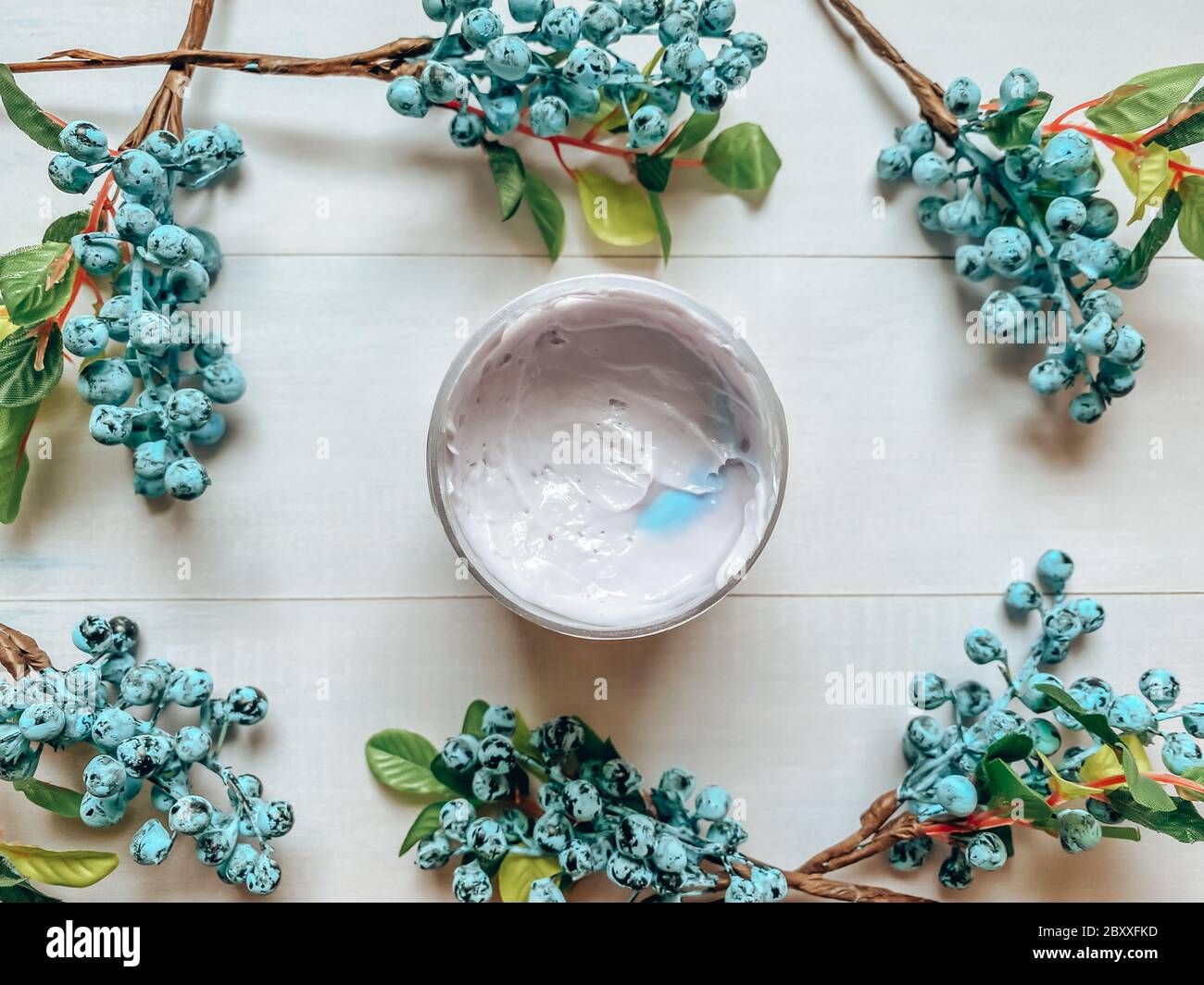 Photographie de bouteille à plat avec un produit cosmétique de couleur pourpre. Modèle pour l'industrie cosmétique. Banque D'Images