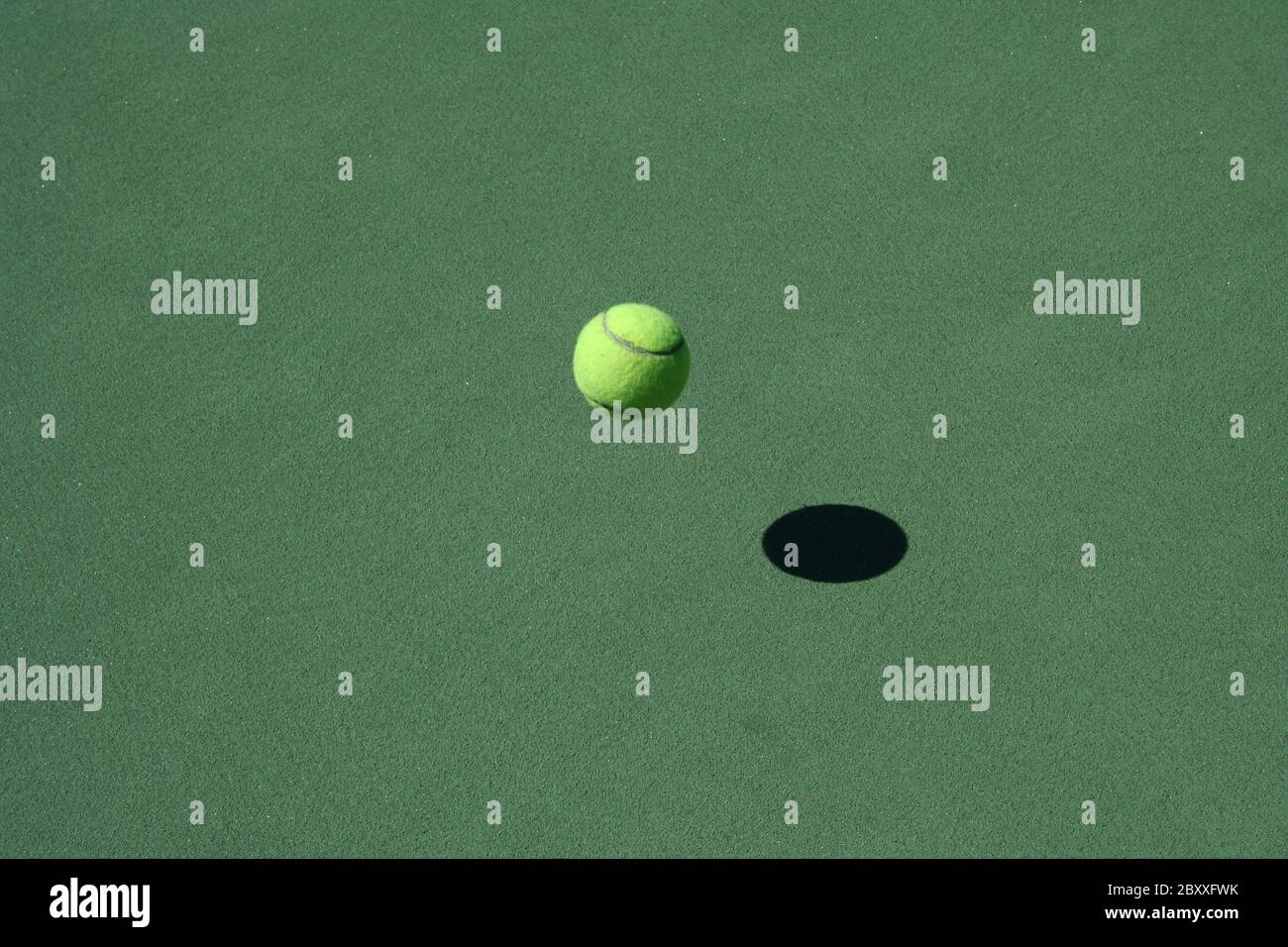 Un centre de tennis vide avec balle rebondissante Banque D'Images