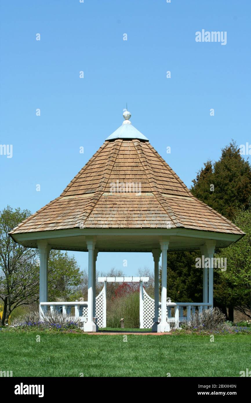 Un gazebo blanc dans un parc avec ciel bleu Banque D'Images