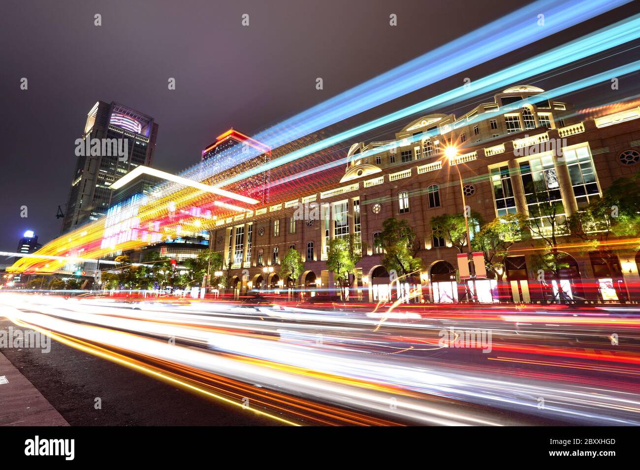 Trafic de Taipei la nuit Banque D'Images