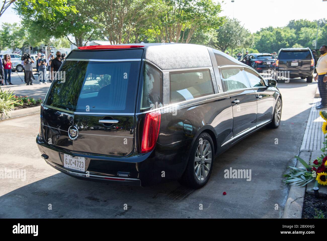 Le cercueil de GEORGE FLOYD arrive à l'église de la Fontaine de louange à Houston pour le premier des deux services commémoratifs avant son enterrement, mardi. La mort de Floyd à Minneapolis il y a deux semaines, aux mains d'un policier blanc, a provoqué des centaines de manifestations contre le racisme dans le monde entier. Banque D'Images