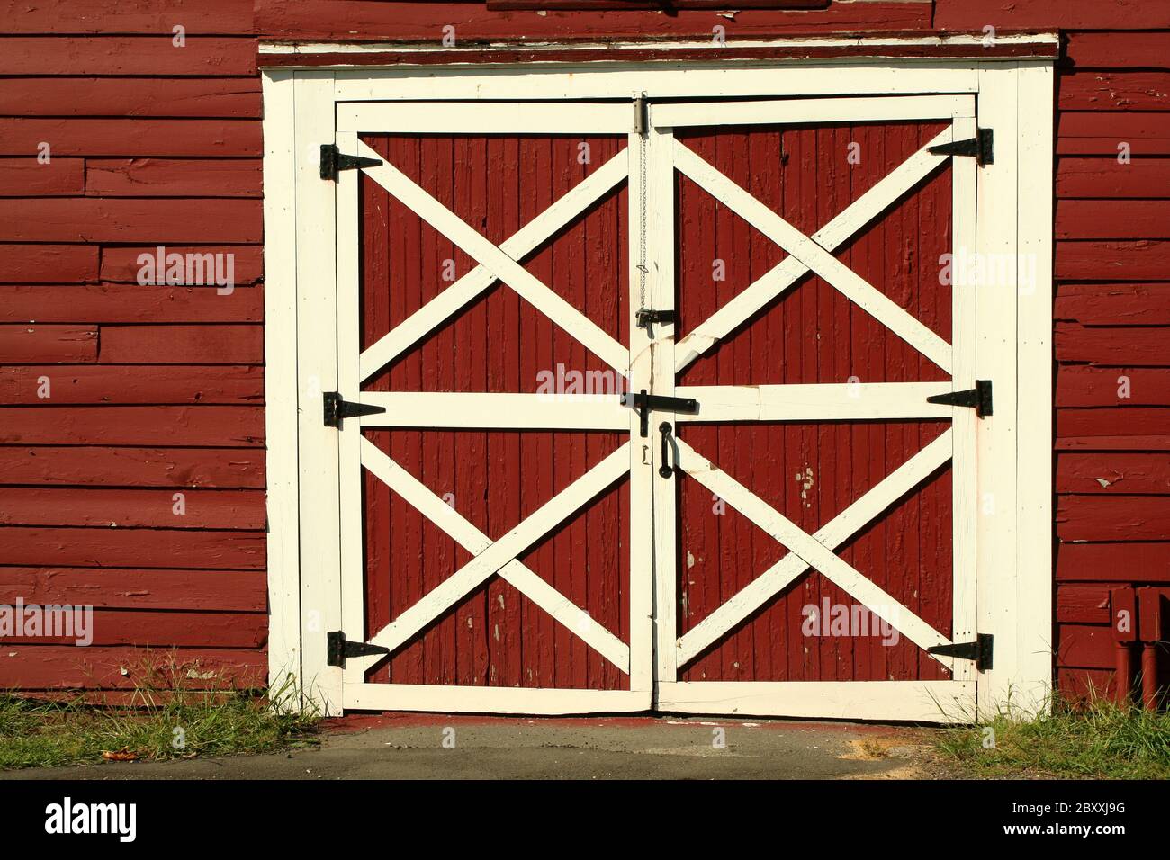 Une paire de portes anciennes bard rouge Banque D'Images