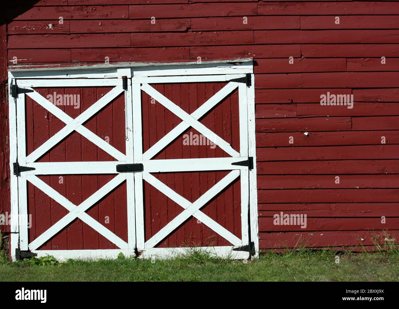 Une paire de portes anciennes bard rouge Banque D'Images