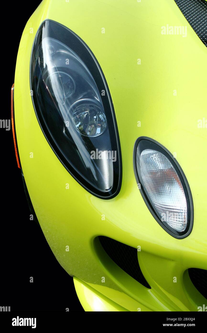 Une voiture sport jaune phares Banque D'Images