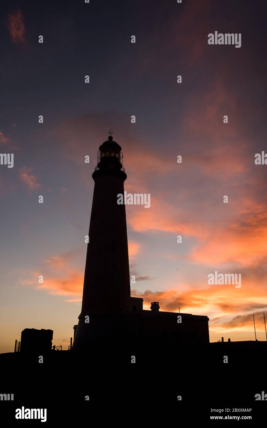 Phare de Cabo de Santa Maria, un édifice emblématique uruguayen déclaré Monument historique national, situé à la Paloma, Rocha, Uruguay. Silhoue Banque D'Images