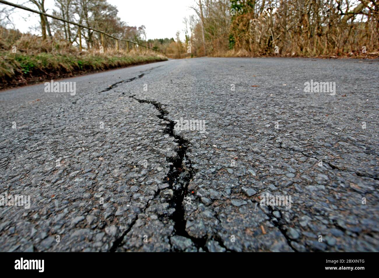 La B4558 entre Llangynidr et Talybont, Powys Sud-Galles. Une grosse fissure a été ouverte sur la surface des routes en février 2014. ©PRWPhotography Banque D'Images