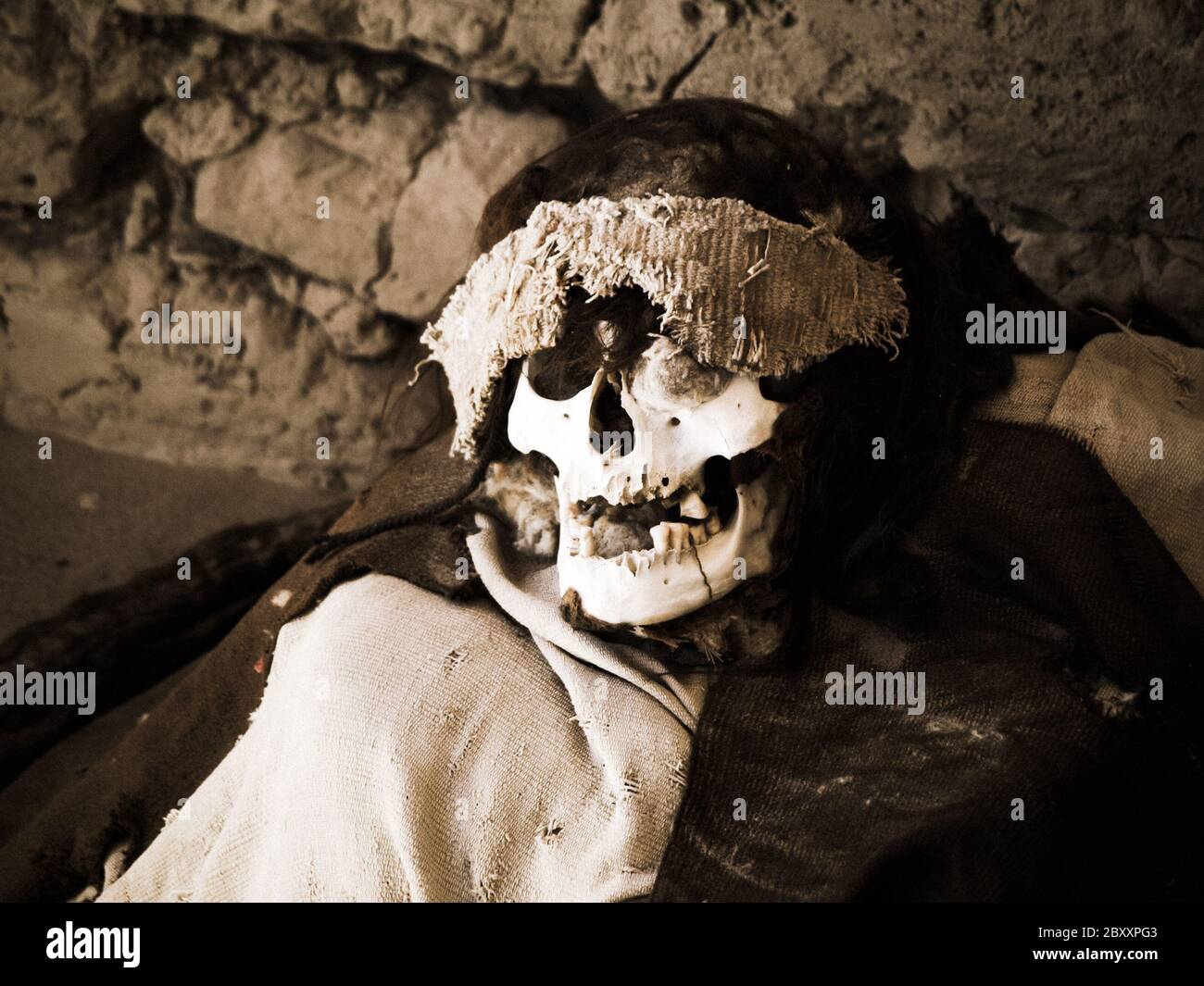 Momie pré-incan dans le site archéologique de Chauchilla, Nazca, Pérou. Banque D'Images