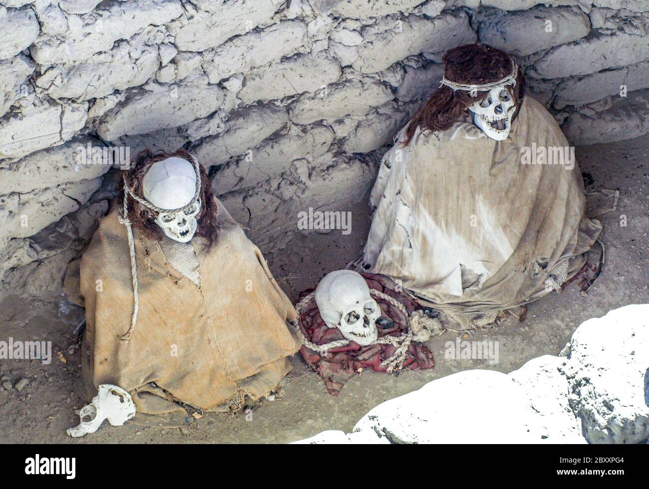 Momie et crânes pré-incas dans le site archéologique de Chauchilla, Nazca, Pérou. Banque D'Images