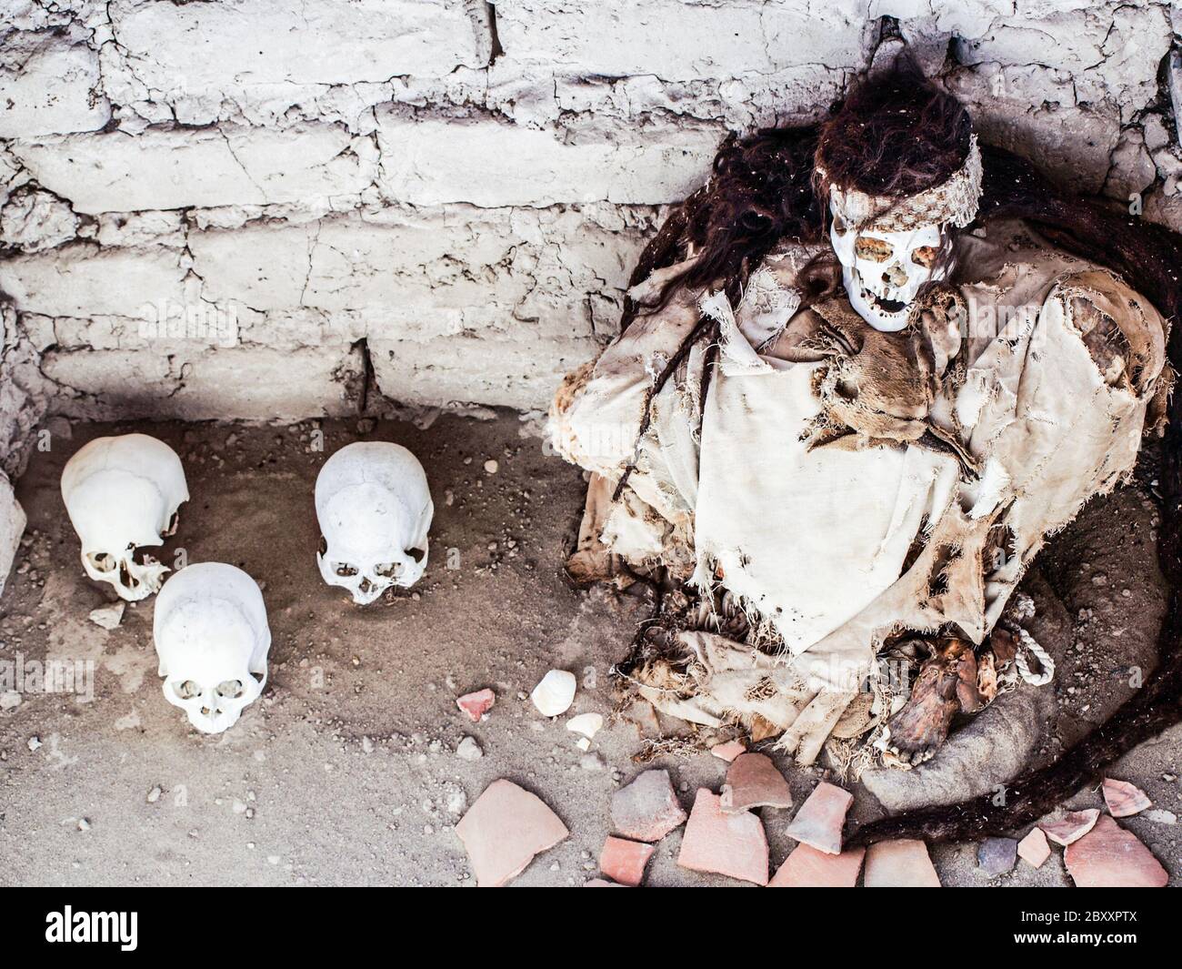 Momie et crânes pré-incas dans le site archéologique de Chauchilla, Nazca, Pérou. Banque D'Images