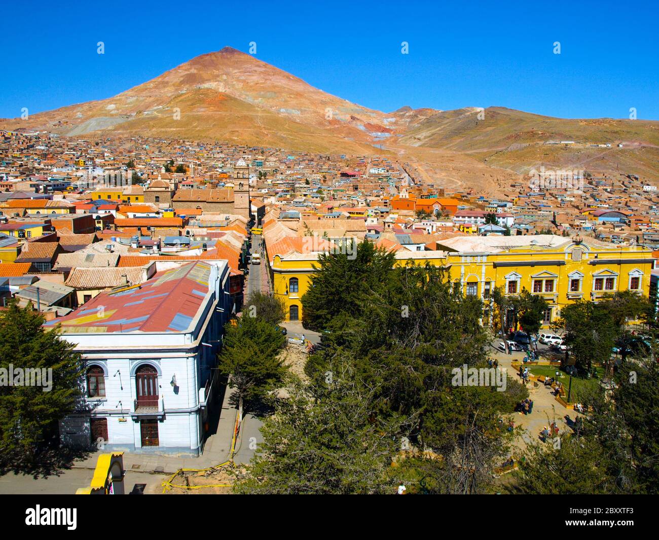 Cerro Rico et les toits du centre de Potosi, vue de la cathédrale, Bolivie Banque D'Images