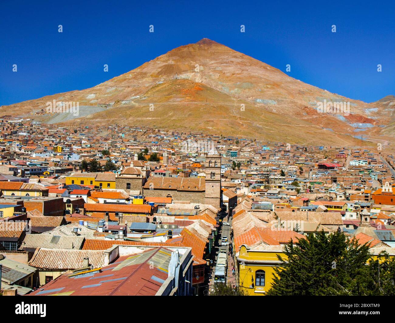 Cerro Rico et les toits du centre de Potosi, vue de la cathédrale, Bolivie Banque D'Images