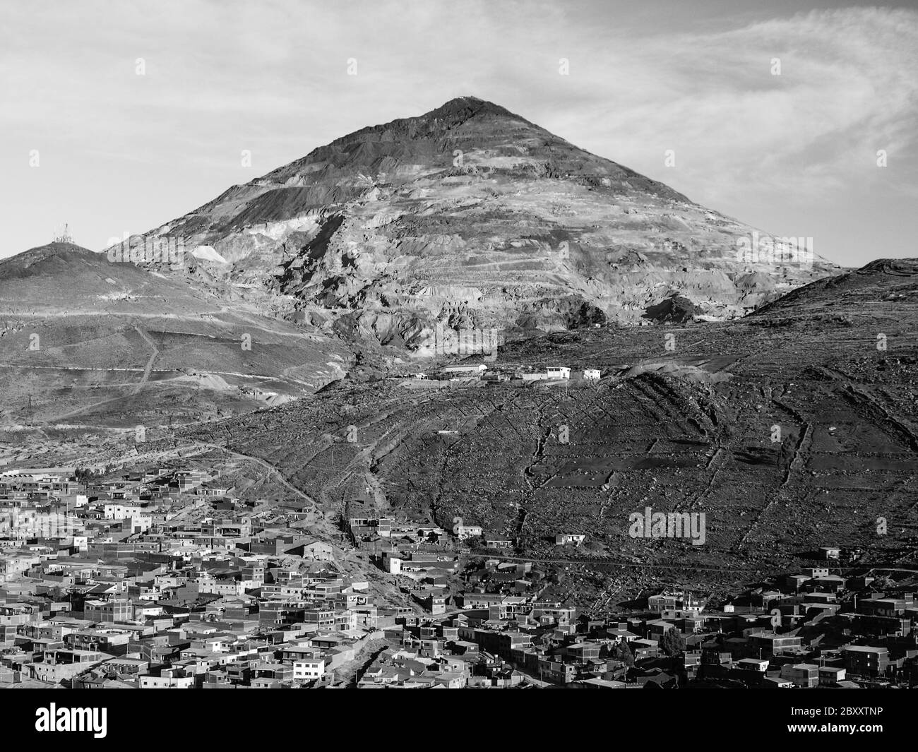 Cerro Rico et les toits du centre de Potosi, vue de la cathédrale, Bolivie. Image en noir et blanc. Banque D'Images