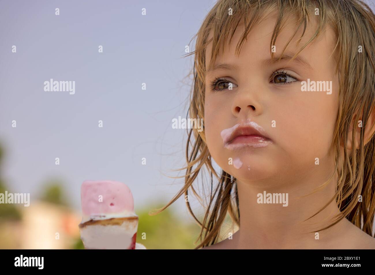 Beautiful Little Girl Eats Ice Cream In The Summer Banque D Image Et Photos Alamy
